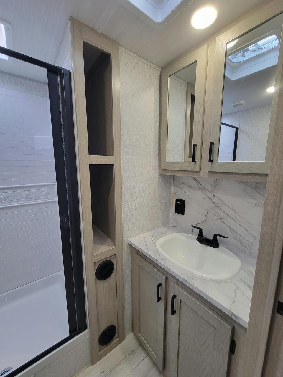 2025 East To West 2025 East To West ALTA - thumbnail 10