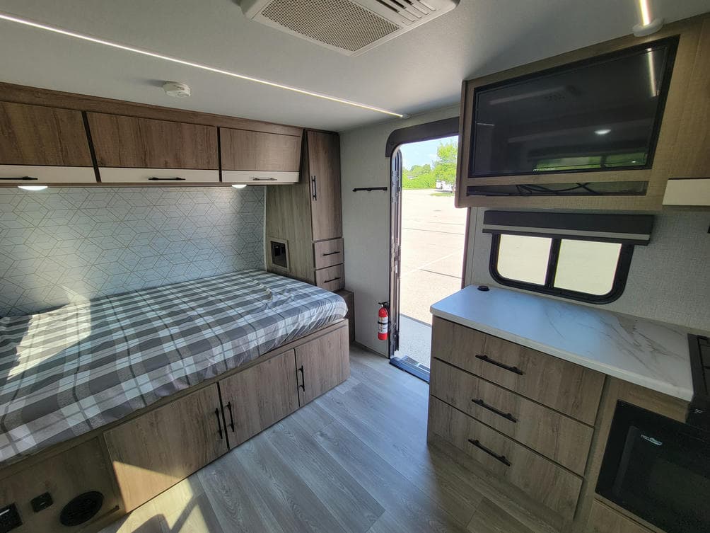 2024 Grand Design 2024 Grand Design Imagine AIM - thumbnail 11