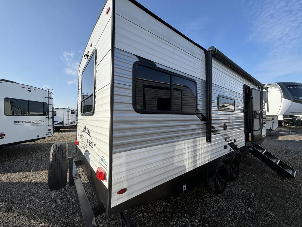 2022 East To West 2022 East To West Della Terra - thumbnail 3