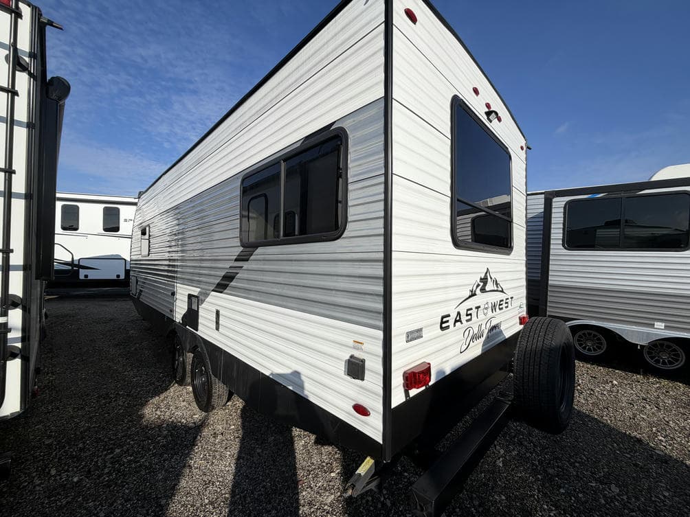 2022 East To West 2022 East To West Della Terra - thumbnail 4