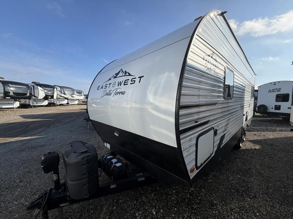 2022 East To West 2022 East To West Della Terra - thumbnail 6