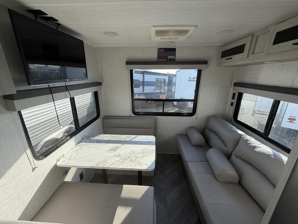 2022 East To West 2022 East To West Della Terra - thumbnail 12