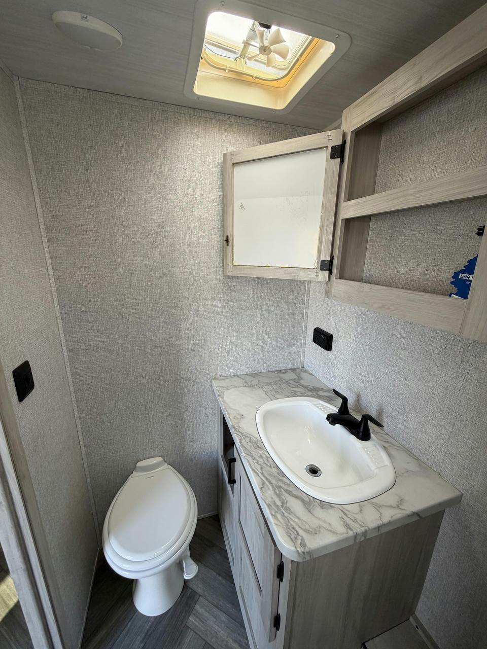 2022 East To West 2022 East To West Della Terra - thumbnail 15