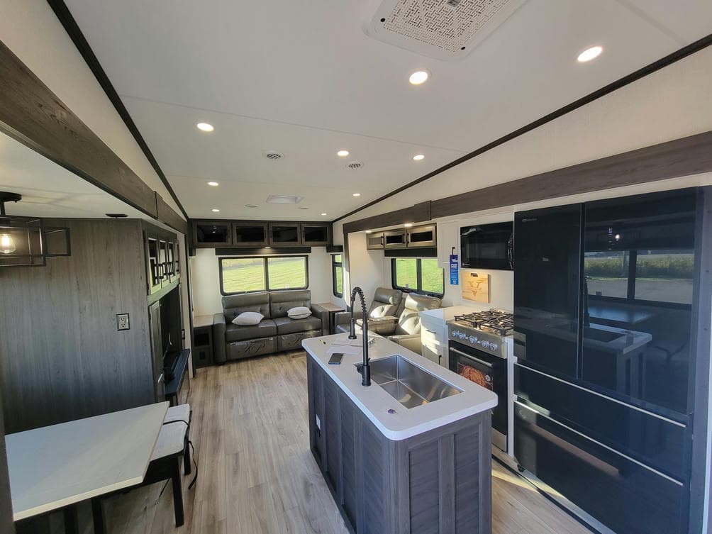 2026 Venture RV 2026 Venture RV SportTrek Touring Edition - thumbnail 11