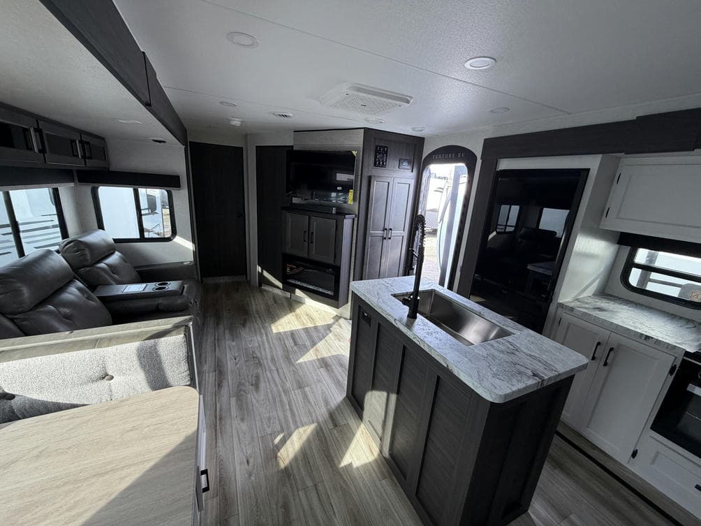 2026 Venture RV 2026 Venture RV SportTrek - thumbnail 11