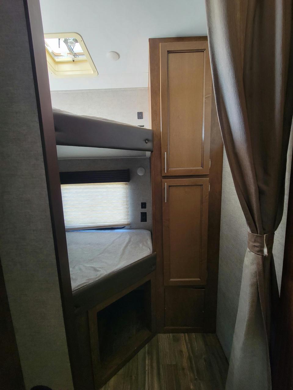 2018 Forest River 2018 Forest River Sabre - thumbnail 10