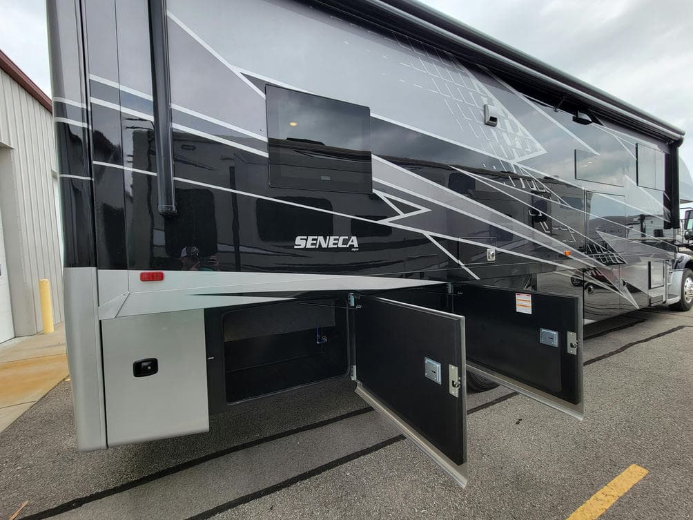 2025 Jayco 2025 Jayco Seneca - thumbnail 5