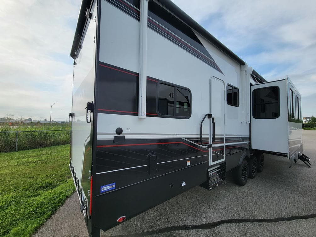 2026 Jayco 2026 Jayco Seismic Toy Hauler - thumbnail 5