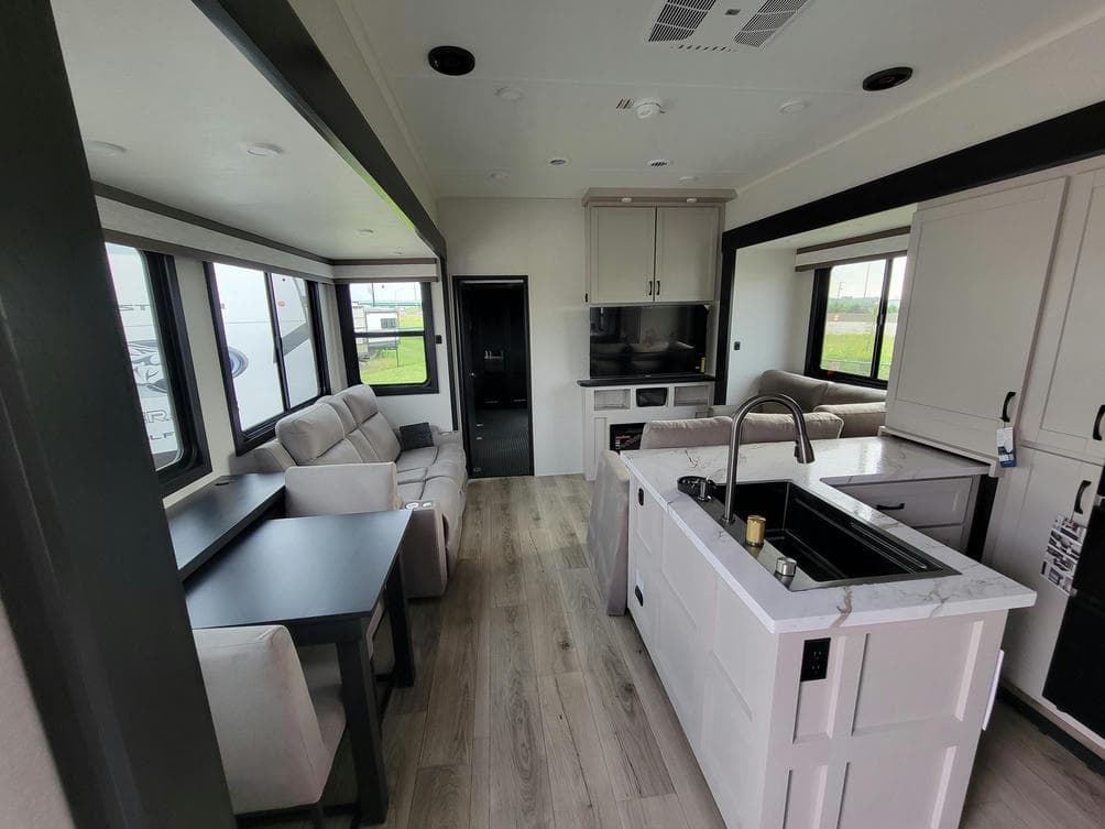 2026 Jayco 2026 Jayco Seismic Toy Hauler - thumbnail 8