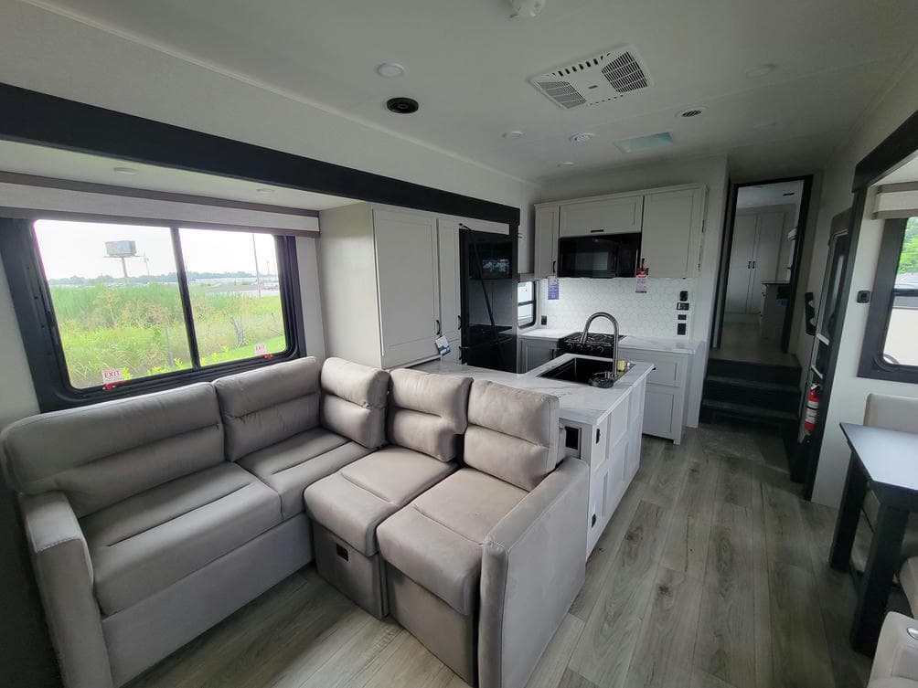 2026 Jayco 2026 Jayco Seismic Toy Hauler - thumbnail 10