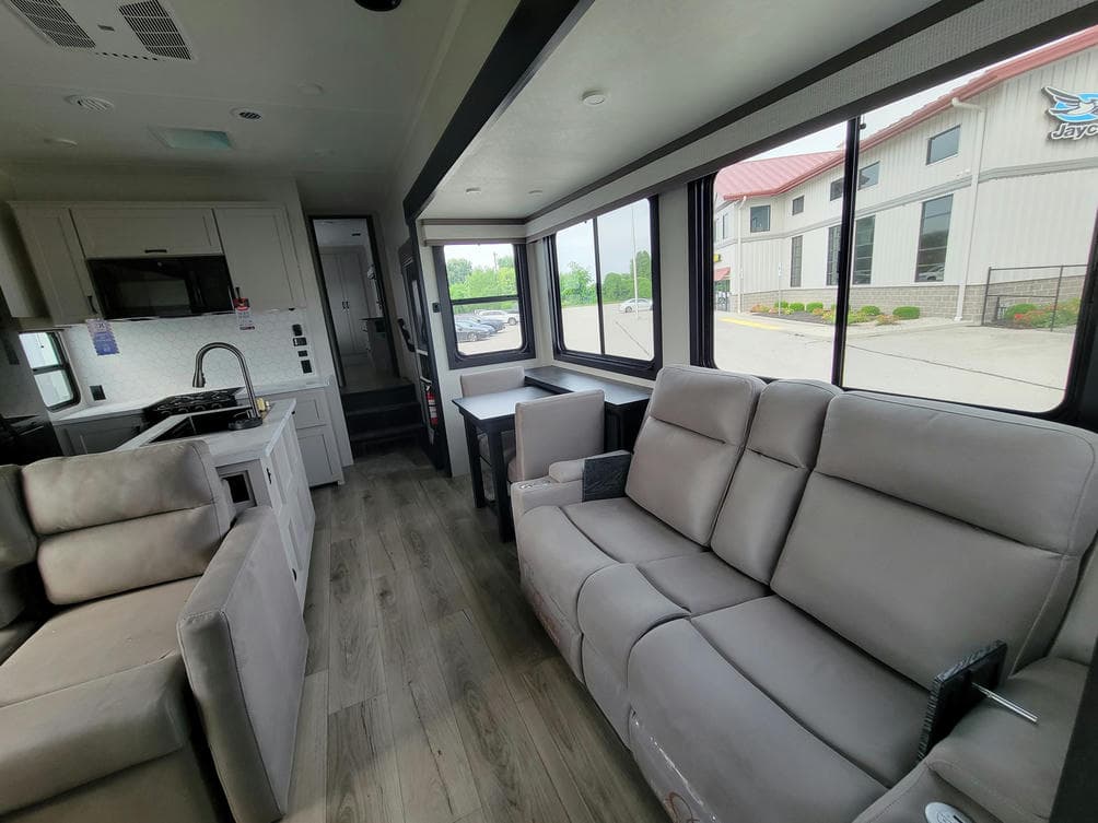 2026 Jayco 2026 Jayco Seismic Toy Hauler - thumbnail 12