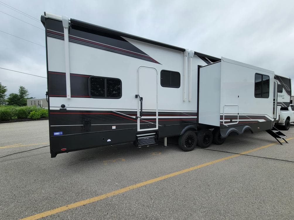 2026 Jayco 2026 Jayco Seismic Toy Hauler - thumbnail 6