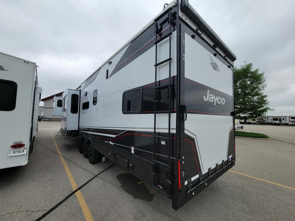 2026 Jayco 2026 Jayco Seismic Toy Hauler - thumbnail 7