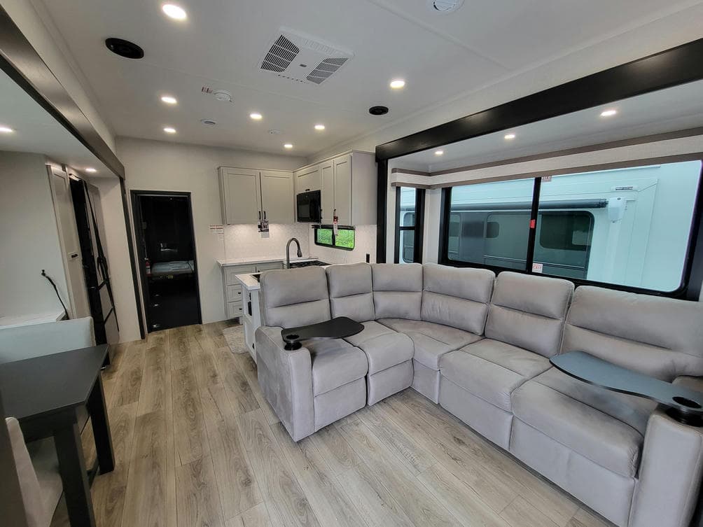 2026 Jayco 2026 Jayco Seismic Toy Hauler - thumbnail 9