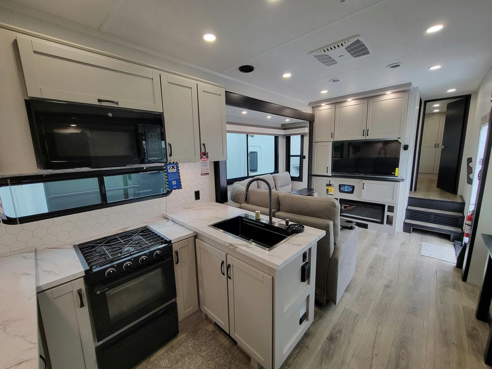 2026 Jayco 2026 Jayco Seismic Toy Hauler - thumbnail 11