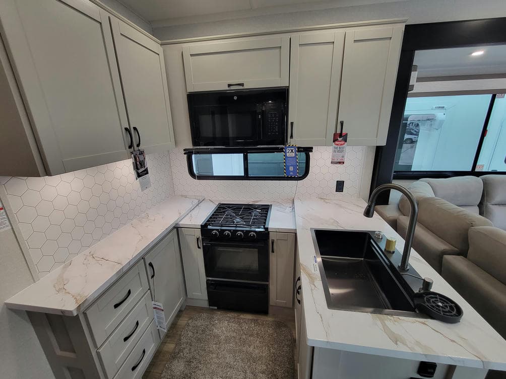 2026 Jayco 2026 Jayco Seismic Toy Hauler - thumbnail 12