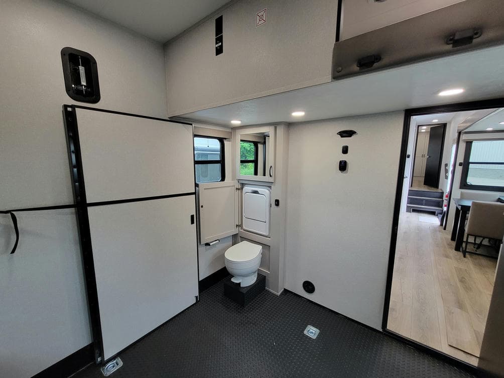 2026 Jayco 2026 Jayco Seismic Toy Hauler - thumbnail 19