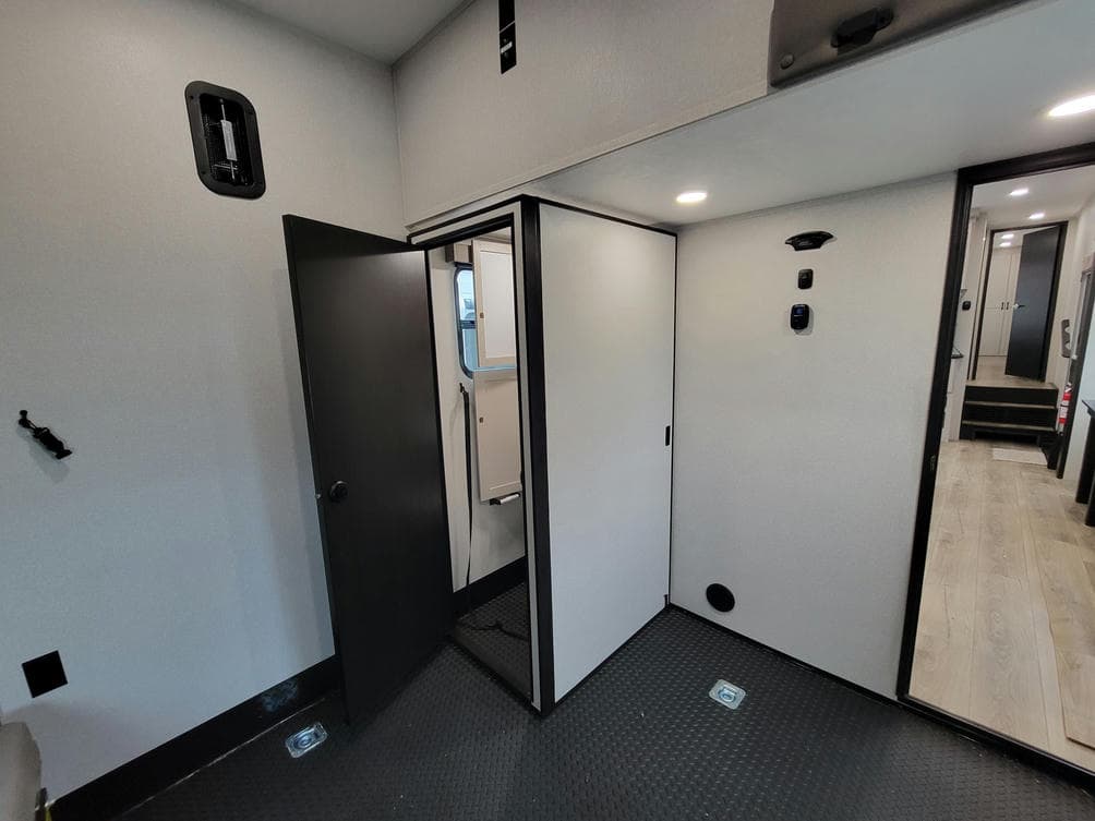 2026 Jayco 2026 Jayco Seismic Toy Hauler - thumbnail 21