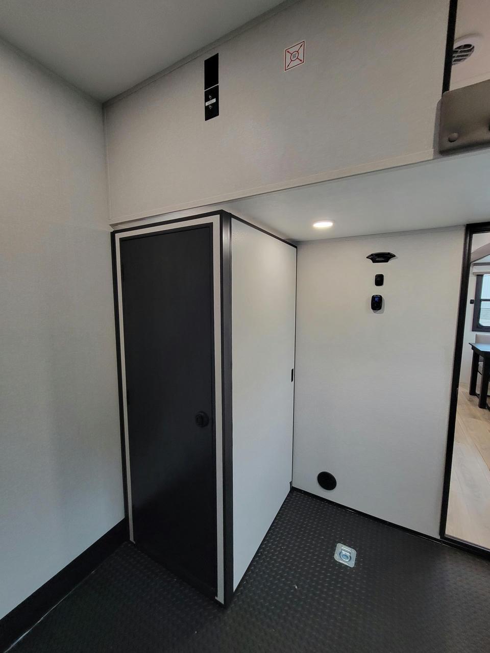 2026 Jayco 2026 Jayco Seismic Toy Hauler - thumbnail 24