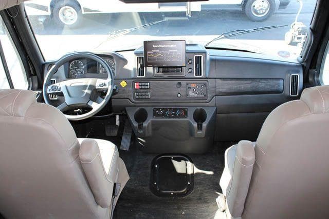 2025 Jayco 2025 Jayco Seneca - thumbnail 18