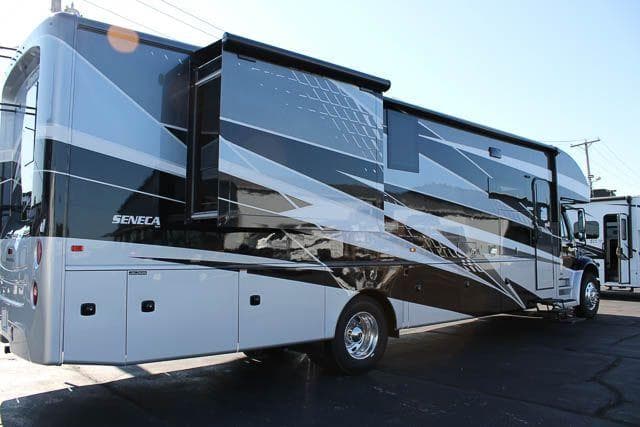 2025 Jayco 2025 Jayco Seneca - thumbnail 3