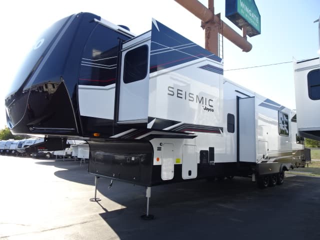 2026 Jayco 2026 Jayco Seismic Toy Hauler - thumbnail 11