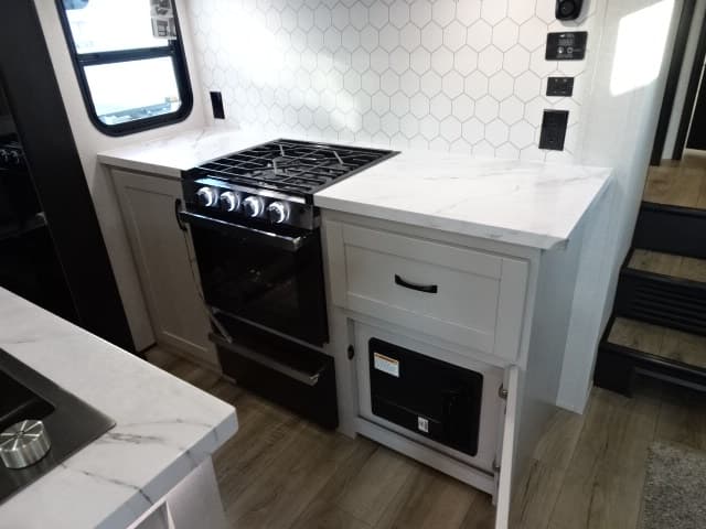 2026 Jayco 2026 Jayco Seismic Toy Hauler - thumbnail 18