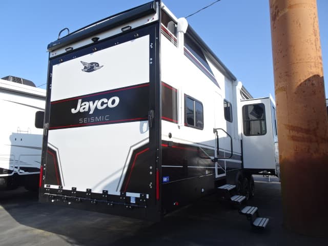 2026 Jayco 2026 Jayco Seismic Toy Hauler - thumbnail 7