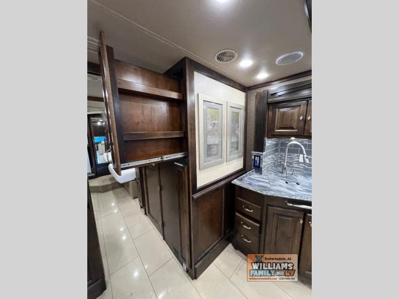 2016 Tiffin 2016 Tiffin Phaeton - thumbnail 18