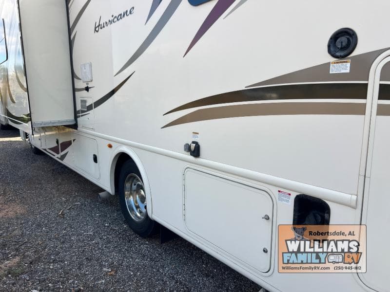 2017 Thor Motor Coach 2017 Thor Motor Coach Hurricane - thumbnail 3