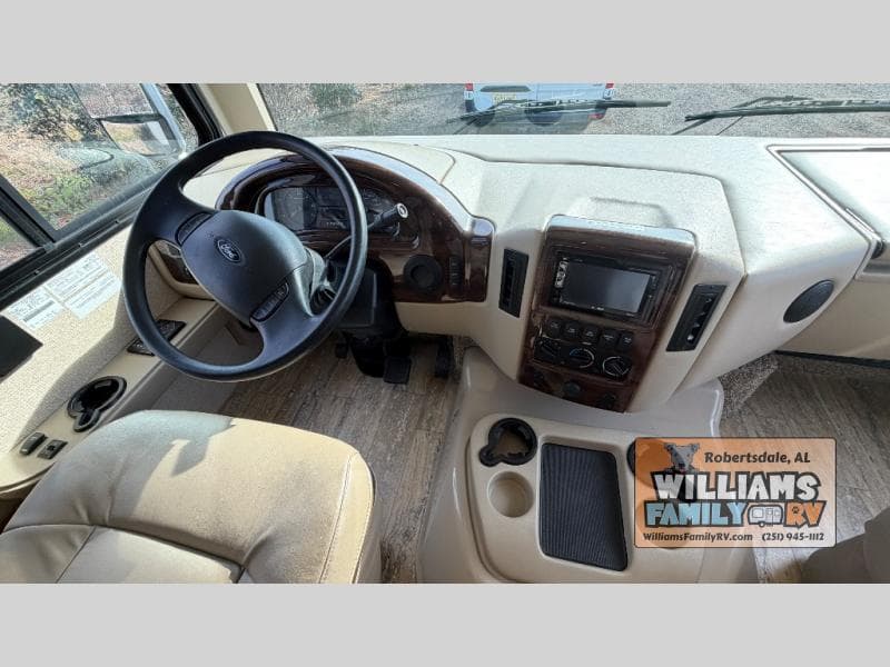 2017 Thor Motor Coach 2017 Thor Motor Coach Hurricane - thumbnail 7