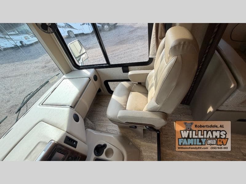 2017 Thor Motor Coach 2017 Thor Motor Coach Hurricane - thumbnail 8