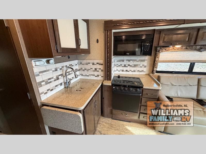 2017 Thor Motor Coach 2017 Thor Motor Coach Hurricane - thumbnail 14