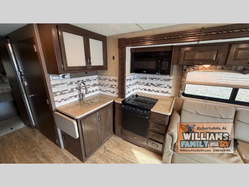 2017 Thor Motor Coach 2017 Thor Motor Coach Hurricane - thumbnail 15