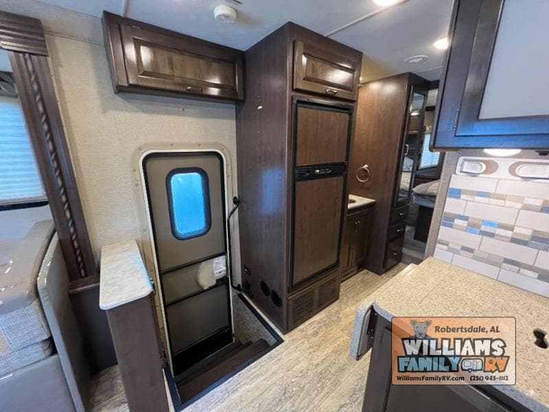 2017 Thor Motor Coach 2017 Thor Motor Coach Hurricane - thumbnail 17