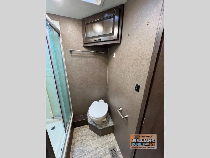 2017 Thor Motor Coach 2017 Thor Motor Coach Hurricane - thumbnail 21