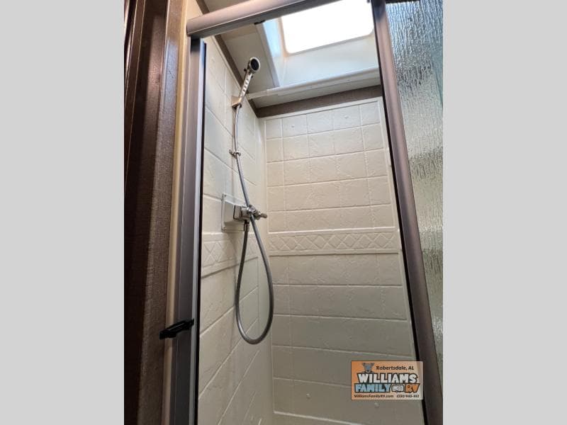 2017 Thor Motor Coach 2017 Thor Motor Coach Hurricane - thumbnail 22