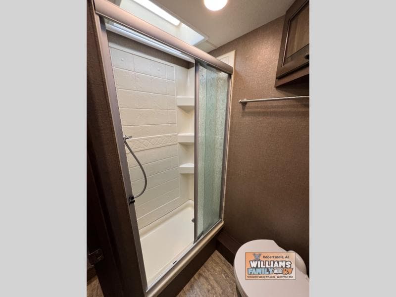 2017 Thor Motor Coach 2017 Thor Motor Coach Hurricane - thumbnail 23