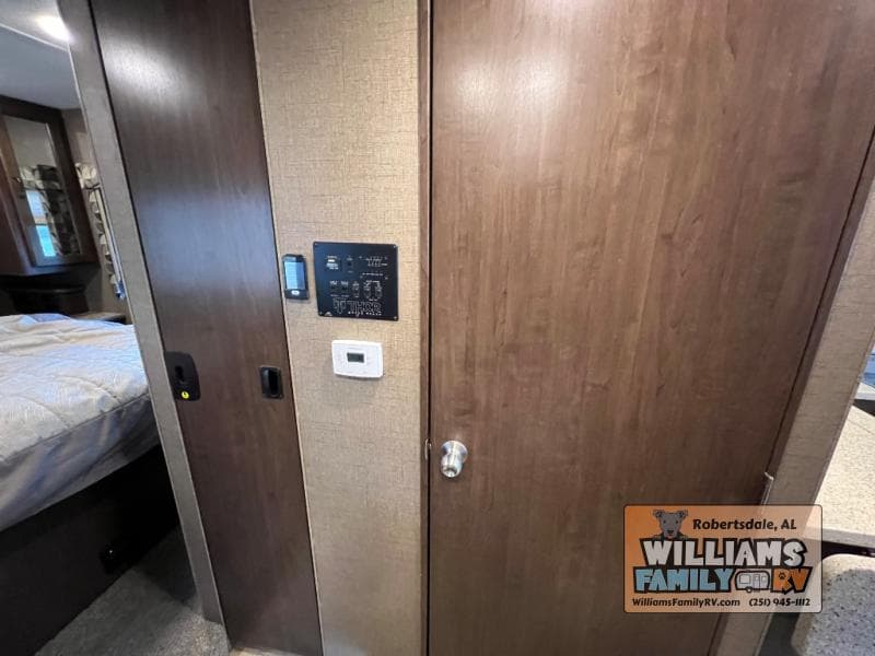 2017 Thor Motor Coach 2017 Thor Motor Coach Hurricane - thumbnail 24