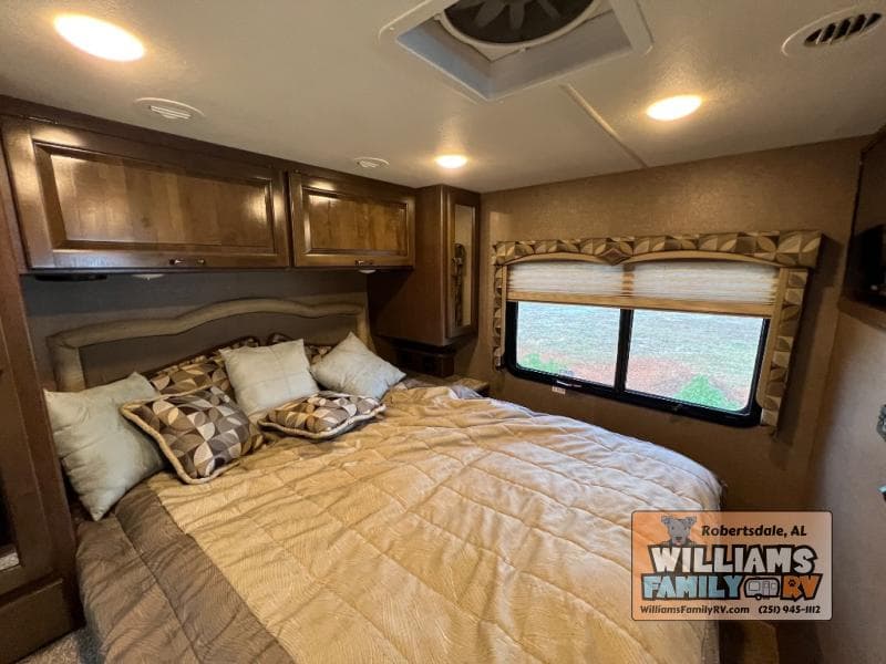 2017 Thor Motor Coach 2017 Thor Motor Coach Hurricane - thumbnail 27