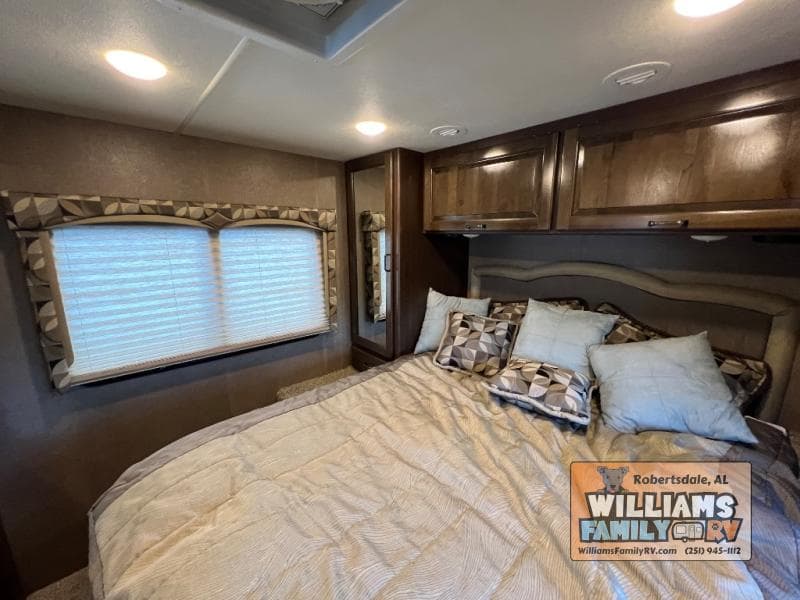 2017 Thor Motor Coach 2017 Thor Motor Coach Hurricane - thumbnail 28