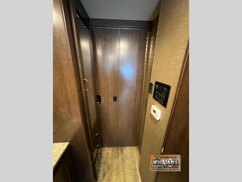 2017 Thor Motor Coach 2017 Thor Motor Coach Hurricane - thumbnail 31