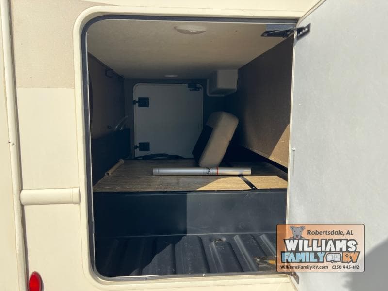 2017 Thor Motor Coach 2017 Thor Motor Coach Hurricane - thumbnail 32