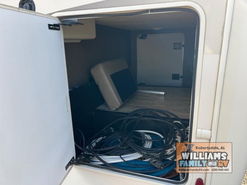 2017 Thor Motor Coach 2017 Thor Motor Coach Hurricane - thumbnail 40