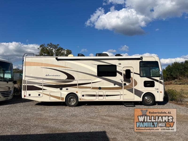 2017 Thor Motor Coach 2017 Thor Motor Coach Hurricane - thumbnail 42