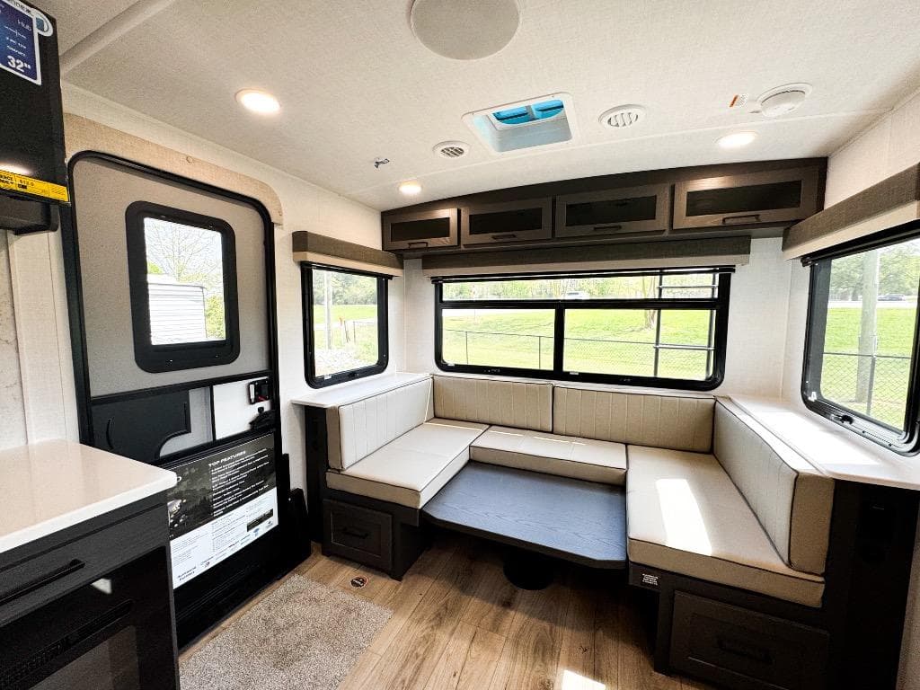 2026 Forest River 2026 Forest River Rockwood Ultra Lite - thumbnail 4