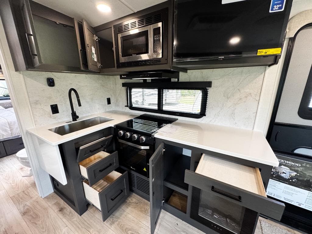 2026 Forest River 2026 Forest River Rockwood Ultra Lite - thumbnail 11