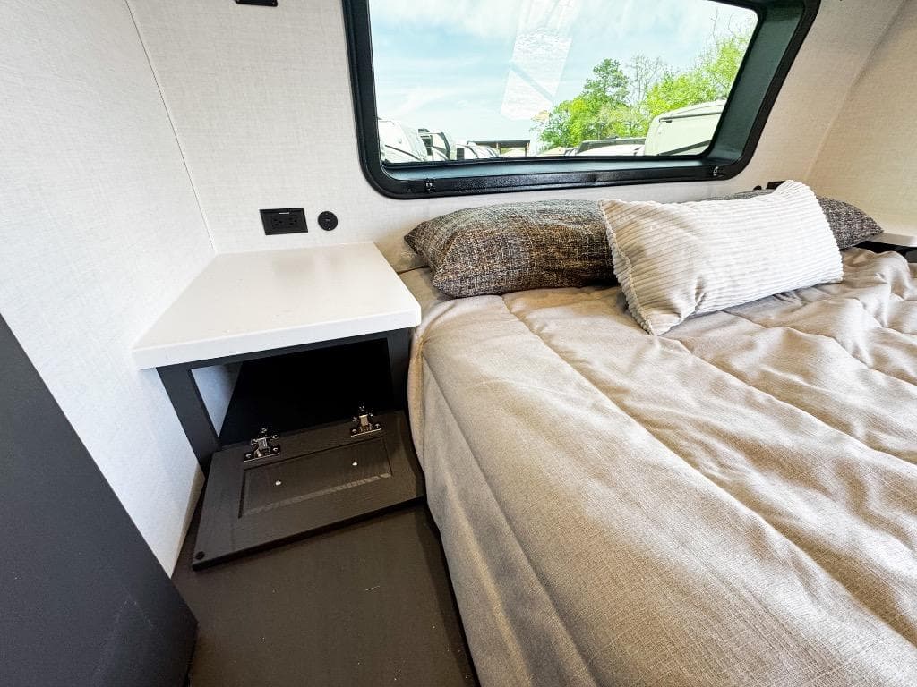 2026 Forest River 2026 Forest River Rockwood Ultra Lite - thumbnail 24