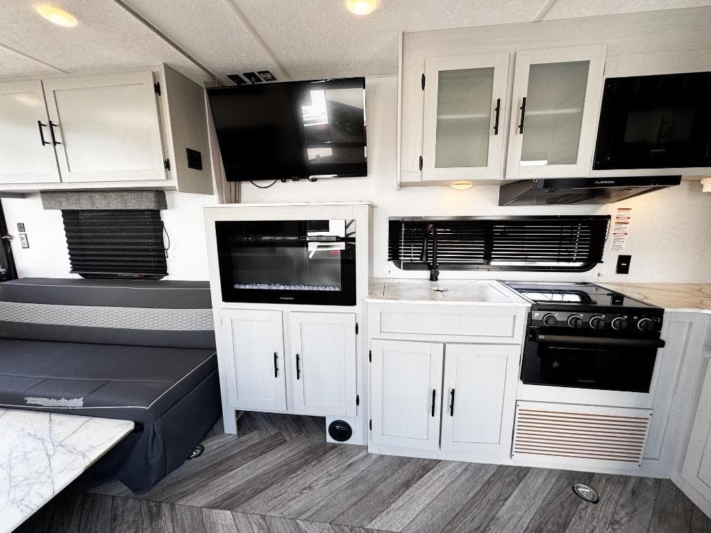 2021 Forest River 2021 Forest River Wildwood FSX - thumbnail 4