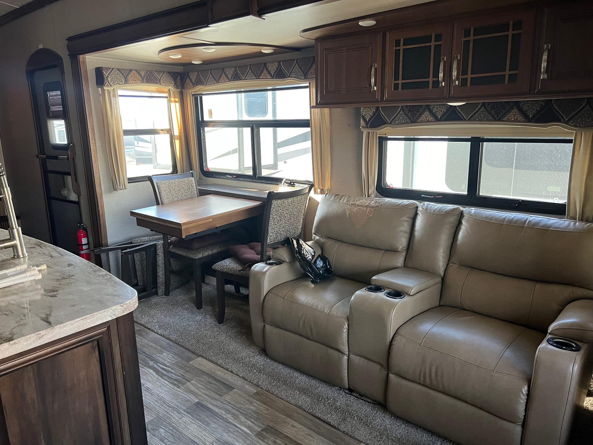 2018 Keystone 2018 Keystone Montana - thumbnail 3